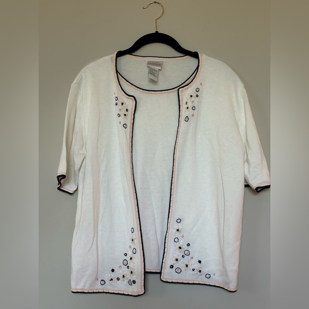 Koret Vintage Cream Embroidered Shortsleeve Sweater